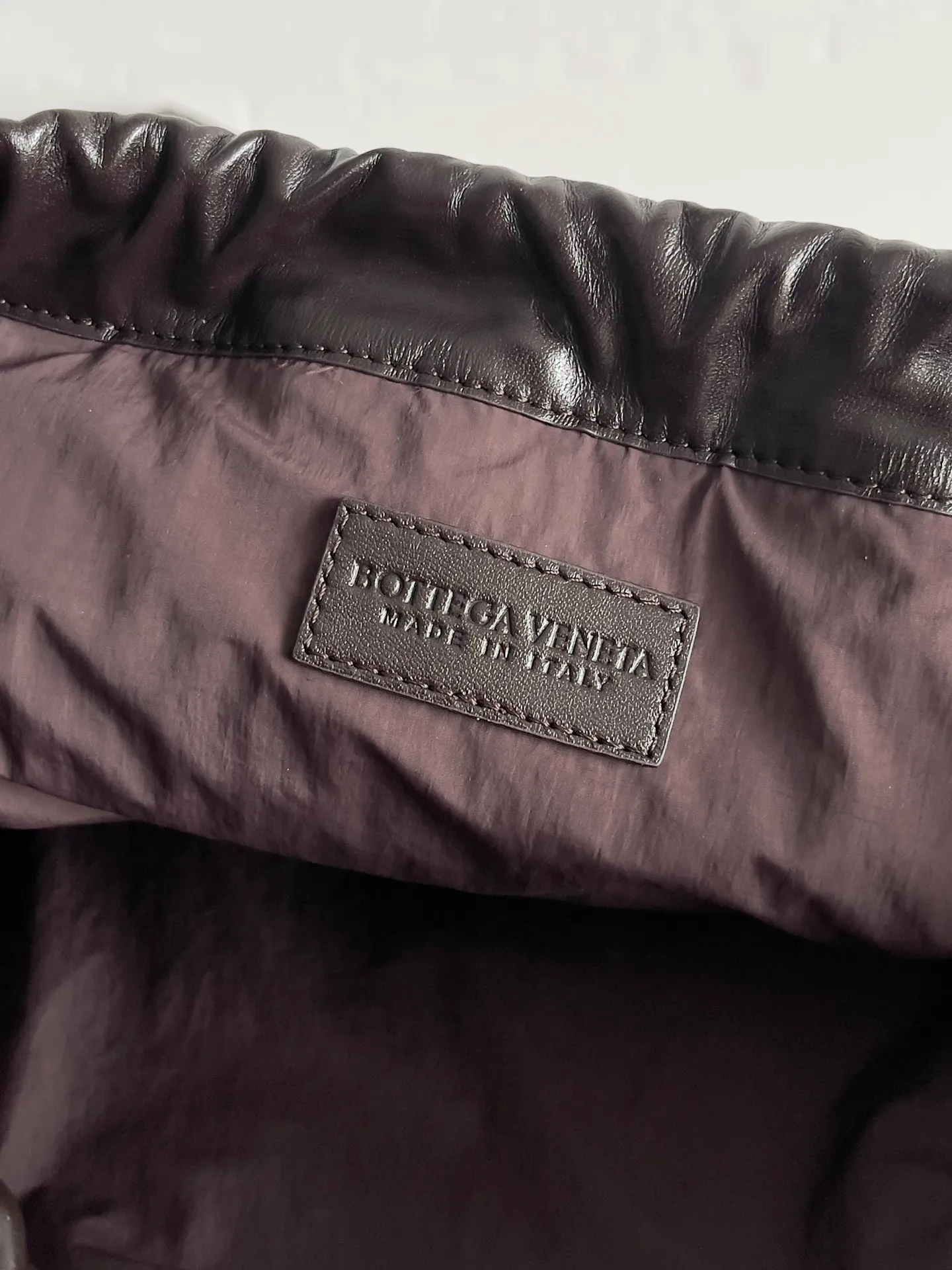 Batch 1560 Armpit bags have become a fashionable item that every girl has in their hands in recent years🛍️. The elegant and simple style has won the love of many people of different ages. However, there is an unavoidable trouble with armpit bags, that is, the capacity is too small, and BOTTEGA VENETA’s new Dustbag Considering people's travel needs, the capacity of garbage bags has been greatly upgraded. Folding umbrellas, water cups, and girls' makeup powder and lipstick can all be accommodated. It is very light and resistant to dirt. Even if you have a lot of things when traveling, it can reduce the burden to a certain extent. The shoulder straps are buckled and can be changed at will. It can be used for hand holding or as the liner of a large bag. After the drawstring is drawn, it looks like a cloud bag. It is very suitable for concave styling when traveling in summer🙋🏻‍♀️ Style number: 796728 Size: 32*23*1cm